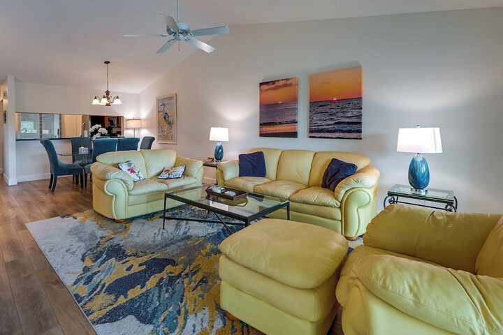 3 Mi to Beaches: Naples Condo w / Pool Access!