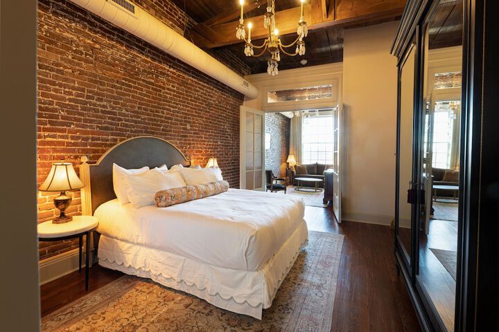 Hotel Cleo Knoxville Downtown, a Tribute Portfolio Hotel