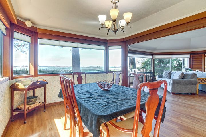 Enchanting Coos Bay Sanctuary w / Lush Views!