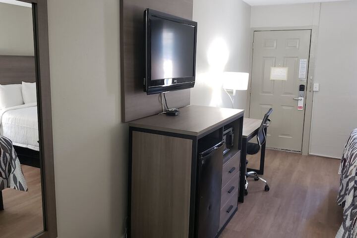 Room 10 of 16