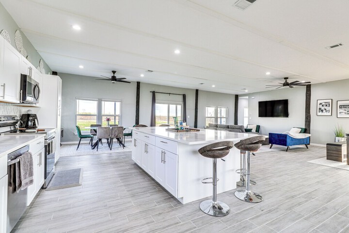 Modern Farmhouse in Del Valle: Rural Setting!