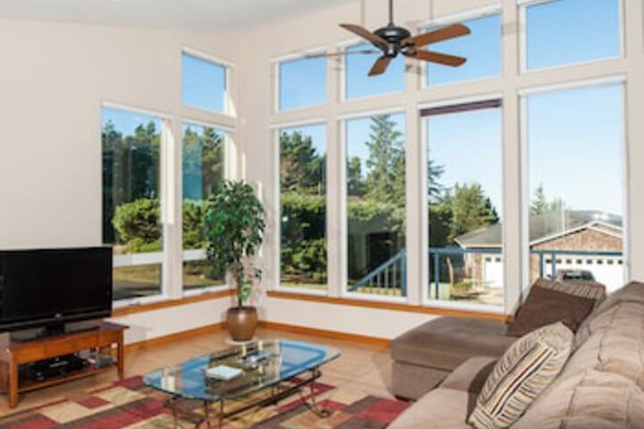 Oceanside Paradise 3 Br home by RedAwning