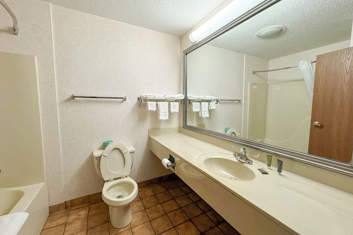 FairBridge Inn & Suites Batavia - Darien Amusement Park
