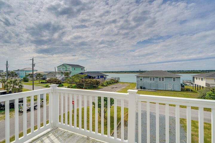 Topsail Beach Vacation Rental: Steps to Shore!