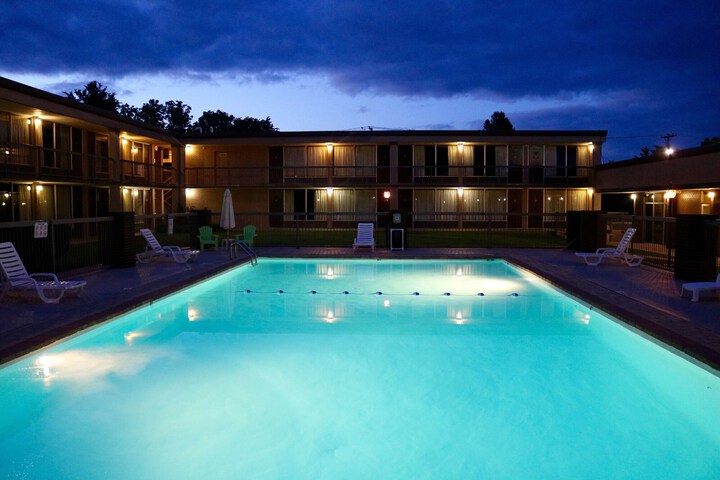 RIVER ROCK INN