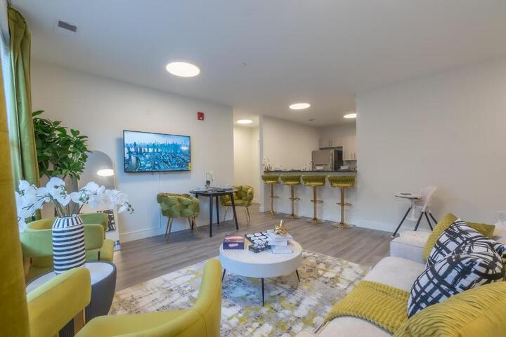 Opulence in Olive with Free Parking plus EV Plug 2 BR 2 baths Suite, 5 beds and Sleeps 8