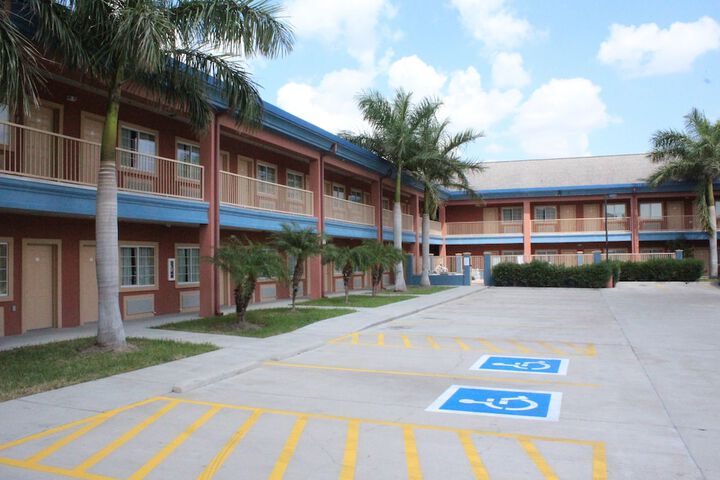 Quality Inn & Suites at the Outlets Mercedes / Weslaco