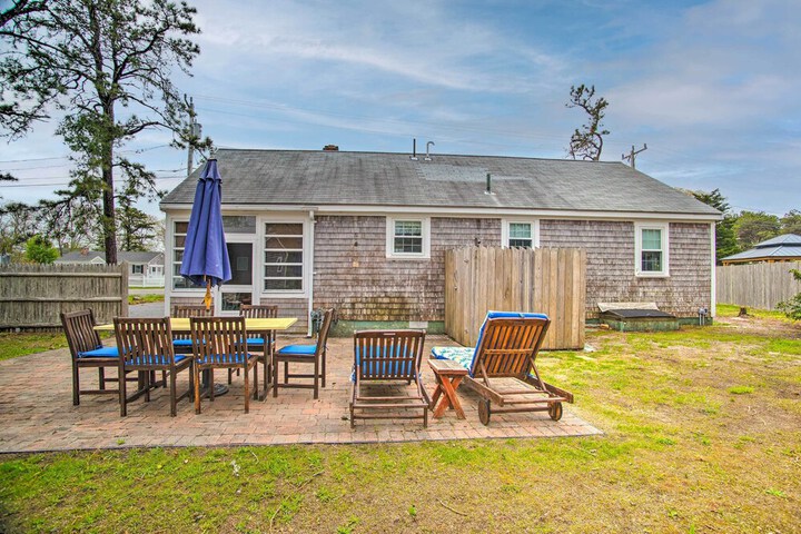 Traditional Cape Cod Cottage: Walk to Beach!