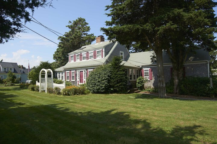 Allen Harbor Breeze Inn & Gardens