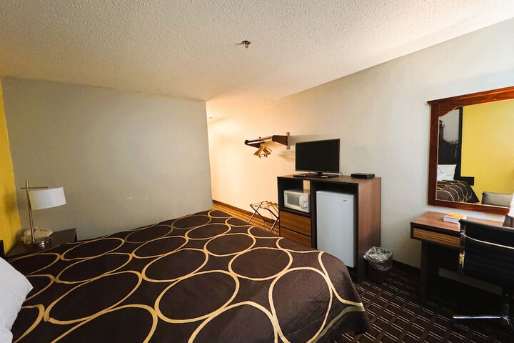 Super 8 by Wyndham Reedsburg