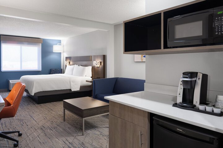 Holiday Inn Express & Suites Midwest by IHG