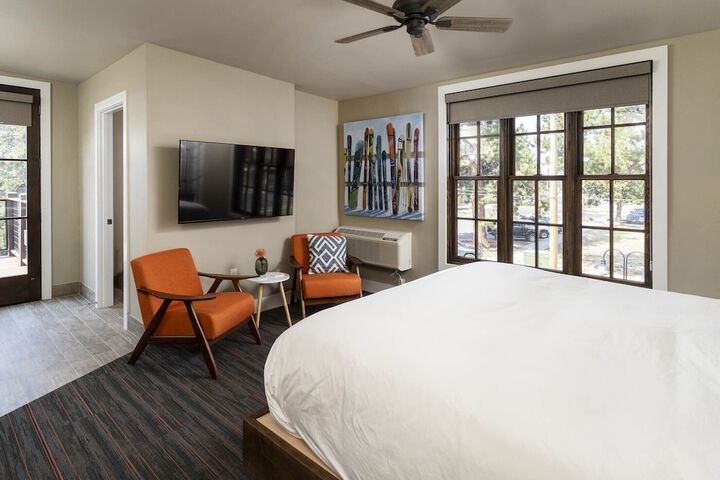 Ski Inn Taphouse Hotel