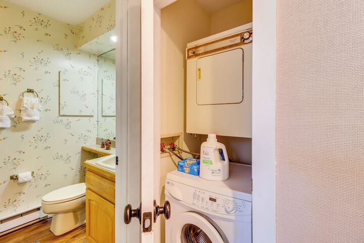 Hike Golf & Explore: Pocono Pines Townhome