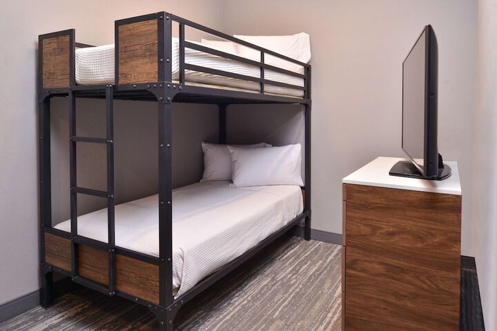 Room 33 of 114