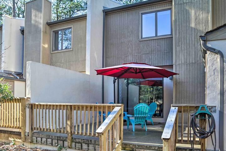 Townhome w / Outdoor Shower 1 Mile to Downtown