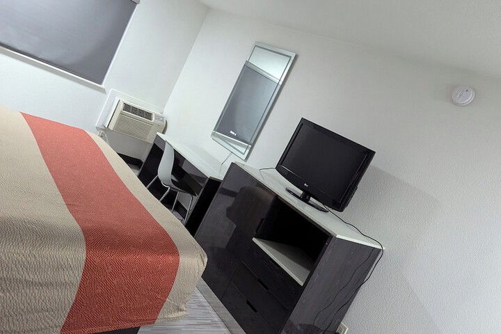 Room 12 of 19