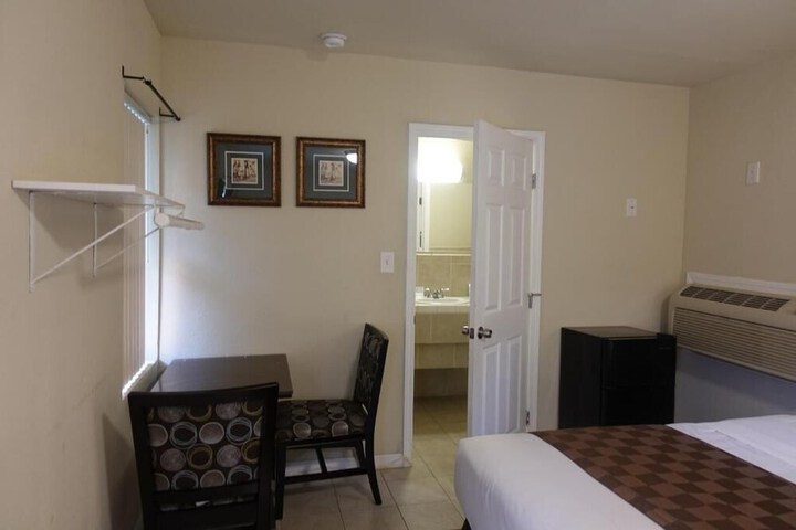 Room 10 of 30