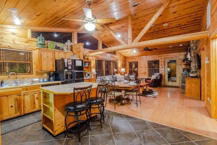 Crooked Pine Cabin With Swing and Hot Tub on the Deck by Redawning