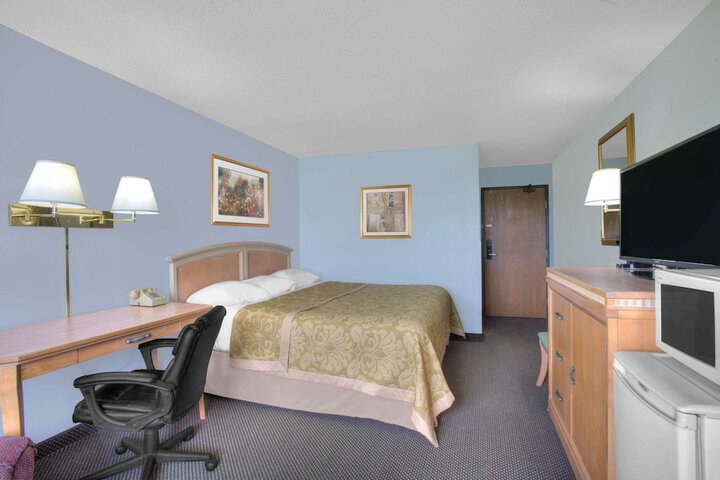 Room 5 of 18