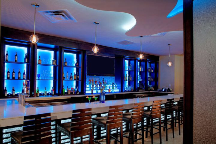 Lounge 68 of 72