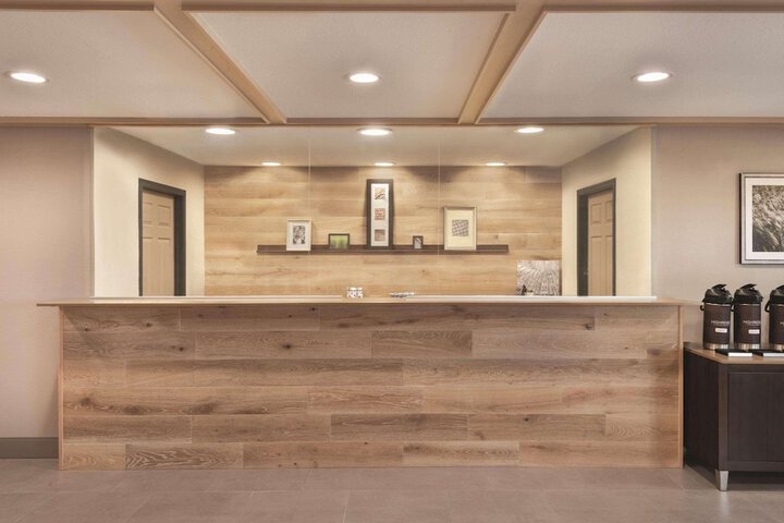 Country Inn & Suites by Radisson Pella, IA