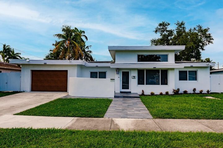Stylish Aventura Home With Pool on Intercostal