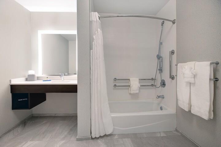 Holiday Inn Express & Suites Milwaukee - Brookfield by IHG