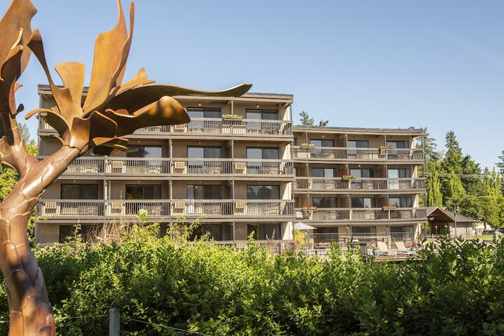 Lakeshore Inn