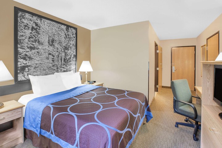 Room 7 of 16