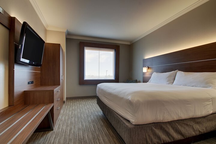 Holiday Inn Express Hotel & Suites Vernon College Area by IHG