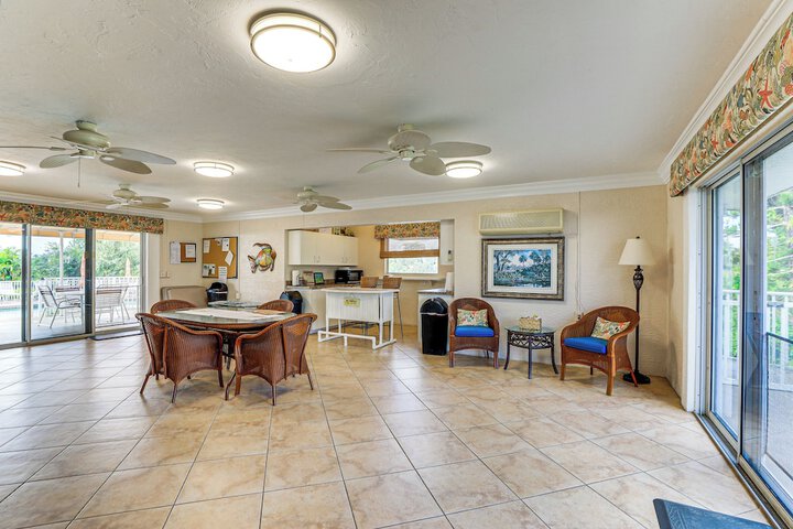 8 Mi to Beach w / Pool Access: Englewood Condo!