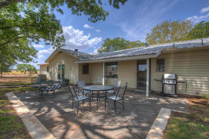 Spacious Home - Fire Pit BBQ and Outdoor Seating!
