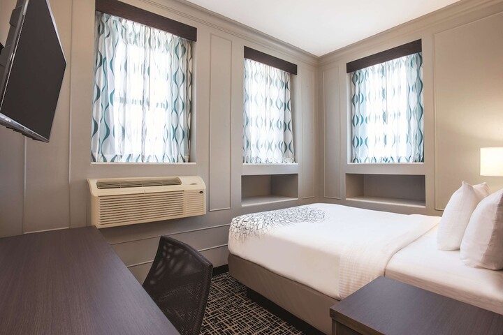 Room 9 of 30