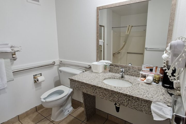 Oakridge Inn & Suites