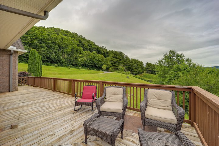 Classy Home w / Hot Tub + Mt. Jefferson Views!