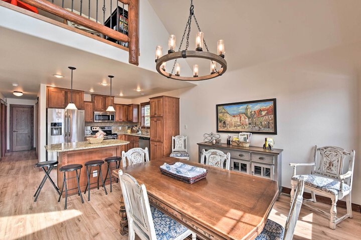 Gorgeous Twin Lakes Home w / Deck Overlooking Mtns!