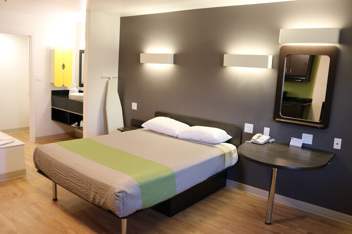 Room 17 of 38