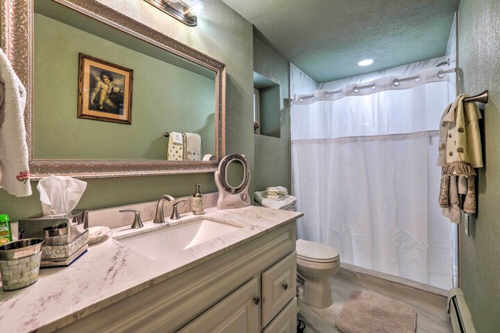 Scenic Woodland Park Cottage w / Deck + Grill!