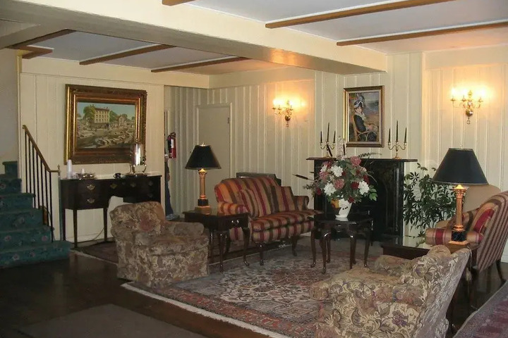 INN AT THE BEECHES