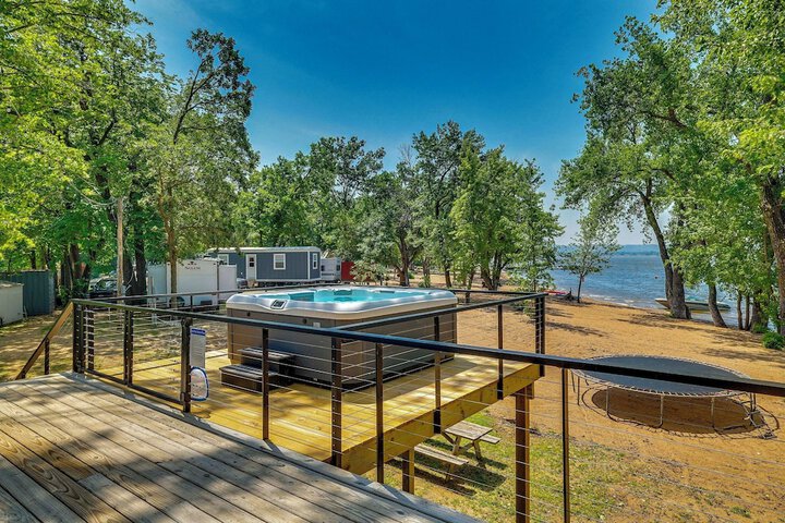 Modern Beachfront Oasis in Stockholm w / Dock!
