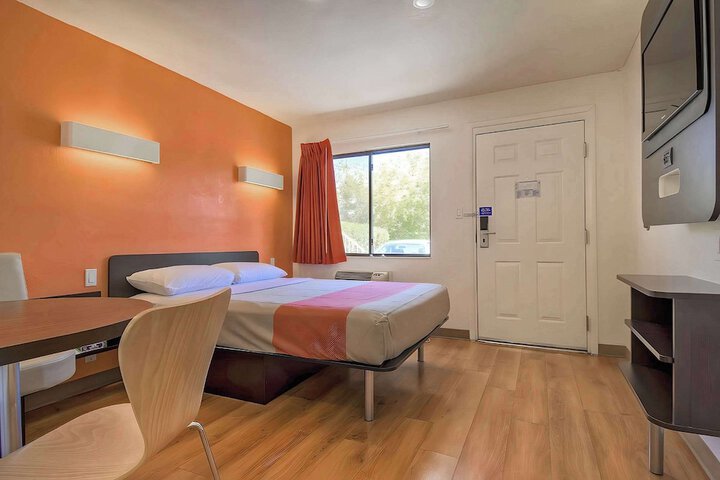 Room 8 of 16