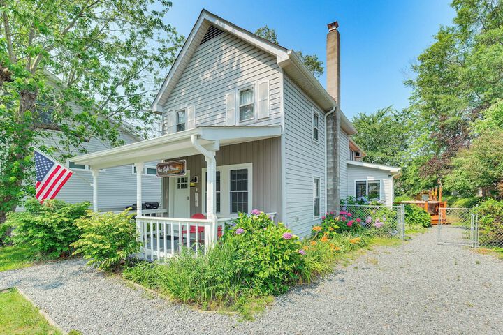 Adorable Cottage: Fire Pit Walk to Colonial Beach
