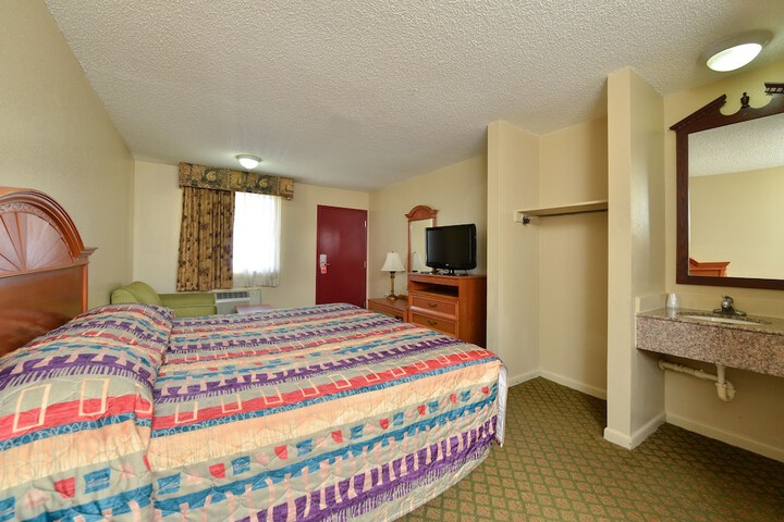Room 10 of 16