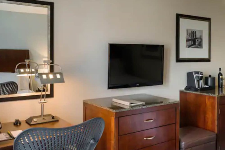 Room 17 of 37
