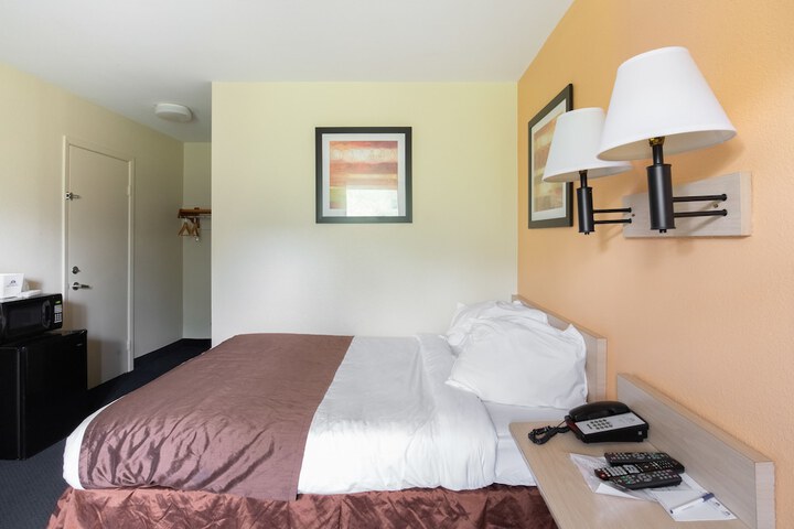 Days Inn by Wyndham New Philadelphia