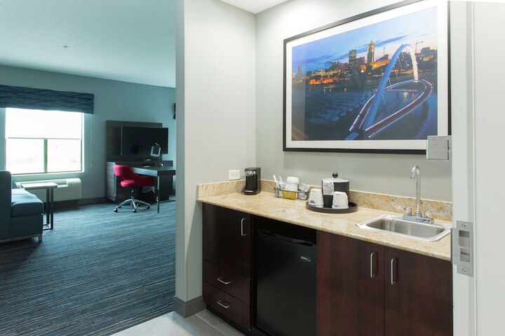 Lounge 38 of 48