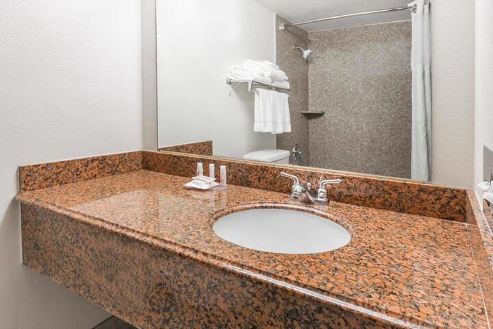 RAMADA BY WYNDHAM MEDFORD HOTEL AND CONF