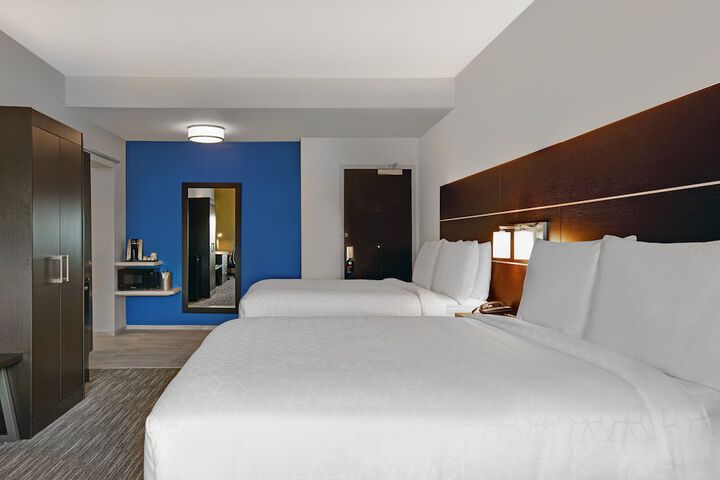 Holiday Inn Express & Suites Milwaukee - Brookfield by IHG