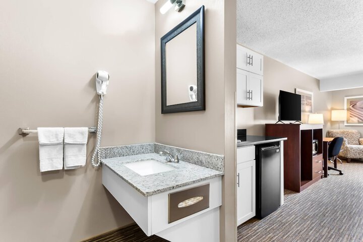 Quality Inn & Suites Gorham Riverside