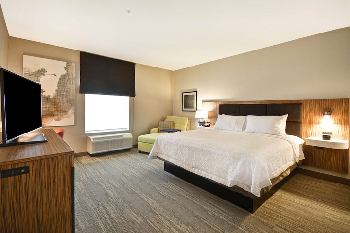 Hampton Inn & Suites Detroit / Warren